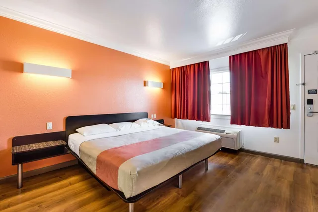 1 King Bed Mobil Access Tub Nsmk Micfridg، Motel6 San Jose, CA - Convention Center 3/10