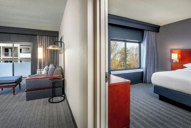 جناح بسرير كينج بغرفة نوم واحدة مع أريكة، Courtyard by Marriott Boston Andover 2/8