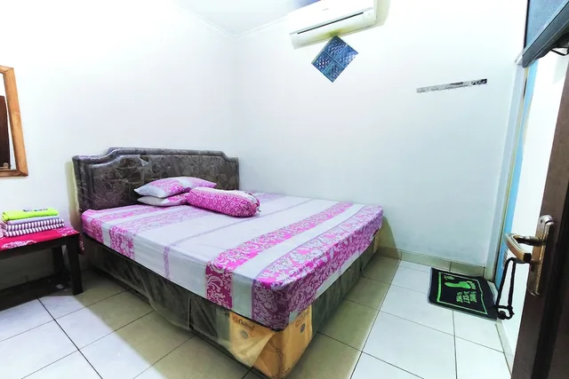 Standard, King Bed, Penginapan Barokah by ZUZU 1/10