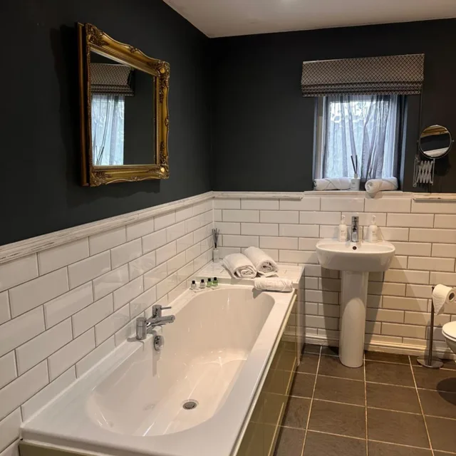 Deluxe, The Vicarage 6/8