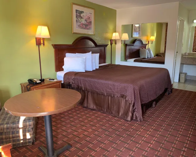 غرفة بسرير كينج للمدخنين، Regency Inn 7/9