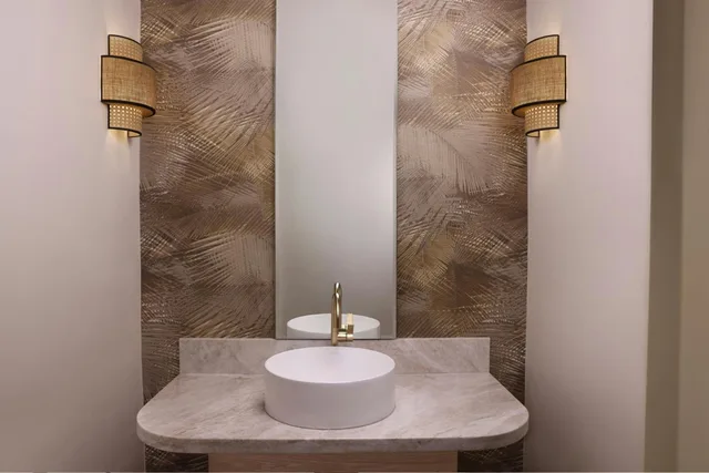جناح بسرير كينج بغرفة نوم واحدة بإطلالة جزئية على البحر مع أريكة، The Ritz Carlton Key Biscayne 7/9