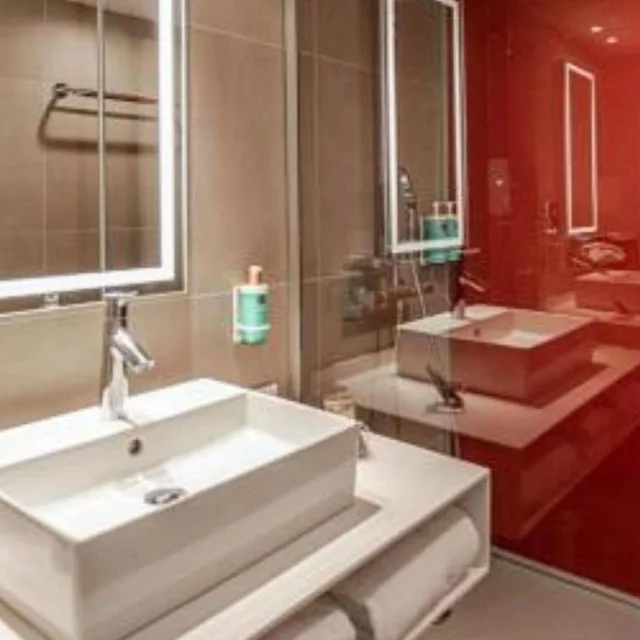 غرفة عائلية بسرير مزدوج وسرير فردي مع أريكة، Novotel Valence Sud 6/7