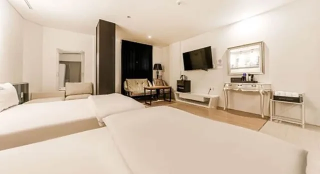 Suite, 2 Queen Beds, Hotel Insomnia 6/10
