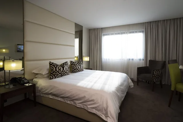 جناح بسرير كوين، Fiesta Residences 2/4