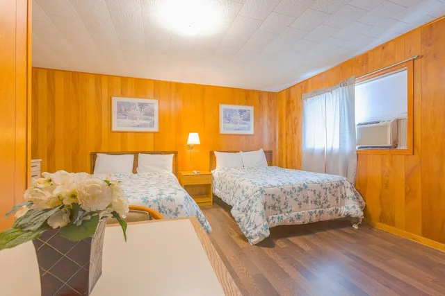 غرفة عائلية بسريرين كوين بمطبخ صغير، Parkside Motel by OYO Meadville Conneaut Lake 2/7