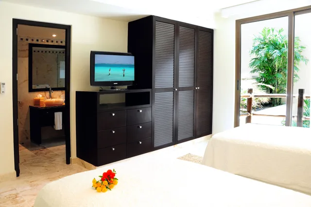شقة سكنية ديلوكس بسرير كينج وسريرين منفصلين بغرفتي نوم بمطبخ، El Taj Oceanfront & Beachside Condo Hotel 5/10