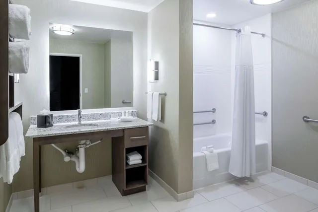 جناح بسرير كينج مع أريكة لذوي الإعاقة، Homewood Suites By Hilton Cape Canaveral-Cocoa Beach 4/6