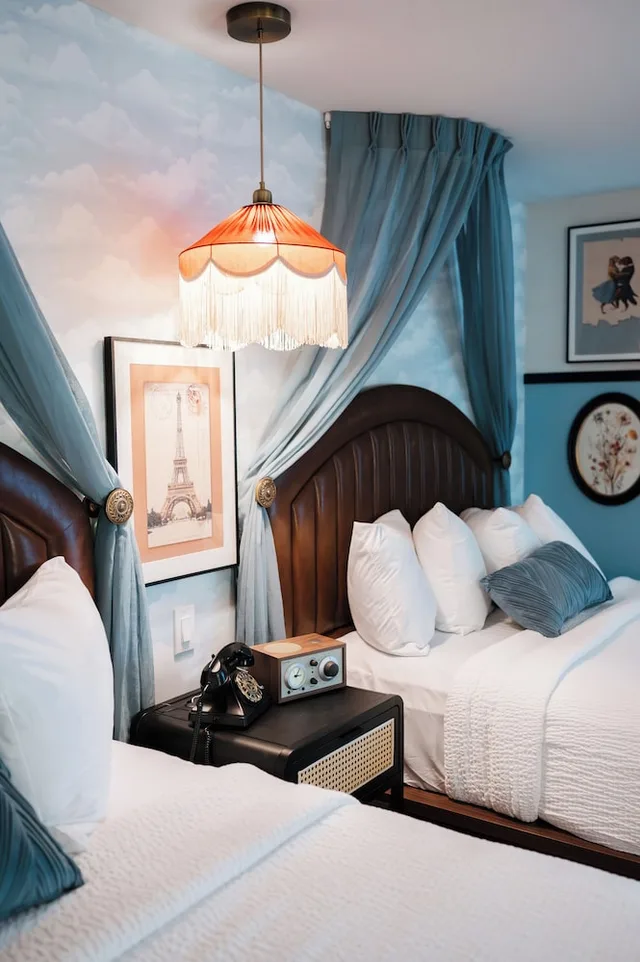 Madame, Classic, 2 Queen Beds، Tidewater Inn 2/5
