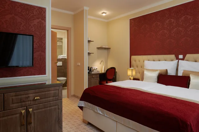Deluxe Room, Honour And Grace Hotel 1/2