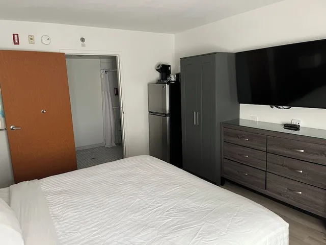 غرفة قياسية بسرير كينج لذوي الإعاقة، Revival Scottsdale Studios 1/3