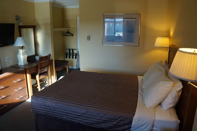 Standard, Queen Bed, Westward Inn Suites 1/4