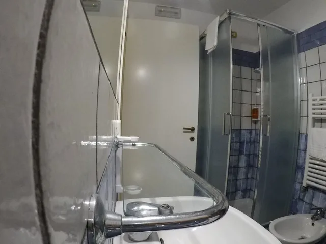 غرفة رباعية بسرير مزدوج وسريرين منفصلين بحمام خاص، Bonapace B B Porta Nolana 4/4