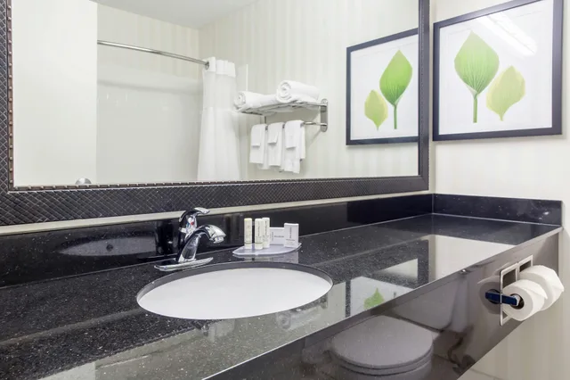 غرفة بسرير كوين، Fairfield Inn Suites By Marriott Canton 1/3