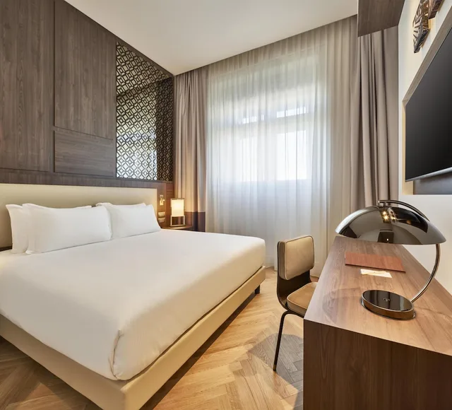 1 Bedroom, Historical, Suite, King Bed، Doubletree By Hilton Trieste 3/9