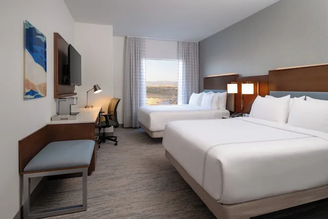 غرفة بريميوم بسريرين كوين، EVEN Hotel Bozeman Yellowstone Intl Arpt, an IHG Hotel 1/5