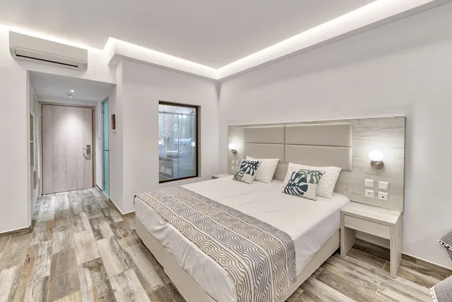 جناح بسرير كوين وسرير فردي بإطلالة على البحر، Mandala Seafront Suites 2/8