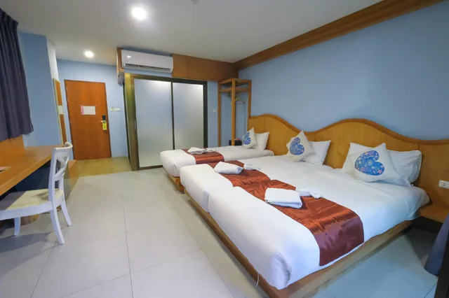 غرفة عائلية ثلاثية بسرير كينج وسريرين منفصلين، ROYAL PINEAPPLE HOTEL a welcome to wealth and good fortune 1/2