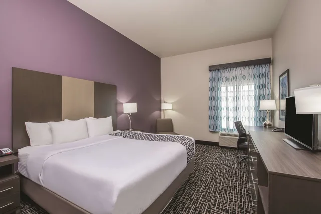 غرفة بسرير كينج، La Quinta Inn & Suites by Wyndham Enid 1/2