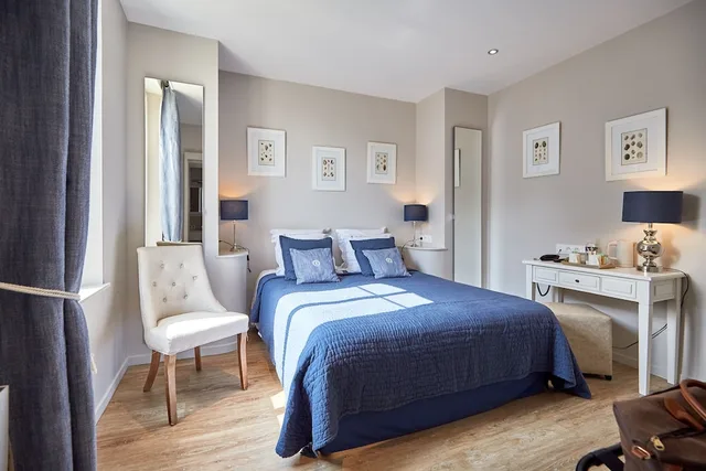 غرفة كلاسيكية بسرير كينج بإطلالة على المتنزه، Les Villas D Arromanches 3/5