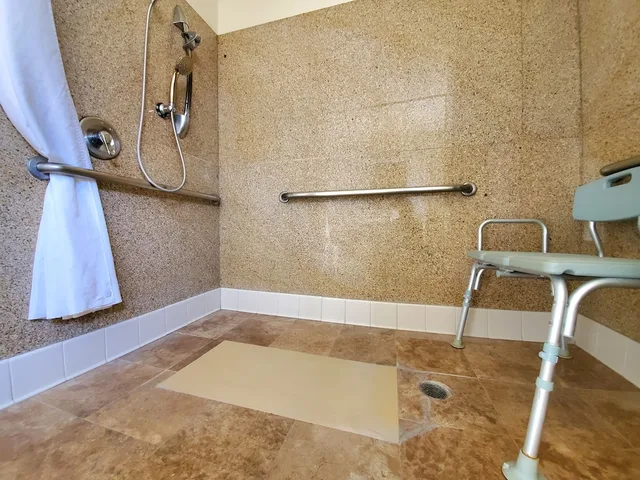 غرفة قياسية بسرير كينج لذوي الإعاقة، Quality Inn & Suites Anaheim at the Park 7/7
