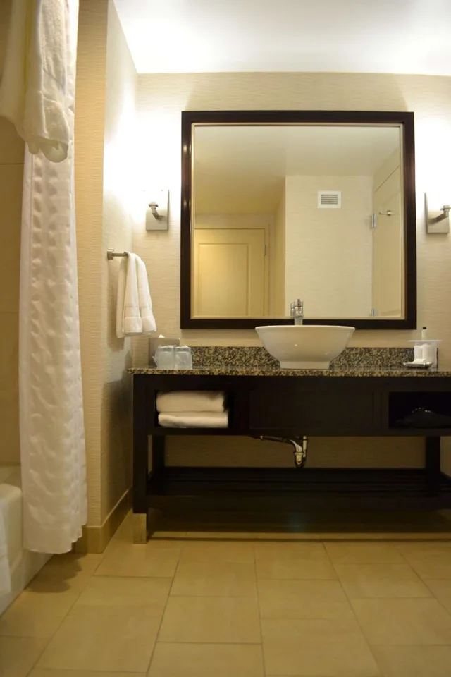 جناح بسرير كينج بغرفة نوم واحدة مع أريكة لذوي الإعاقة، Embassy Suites Palmdale 3/4