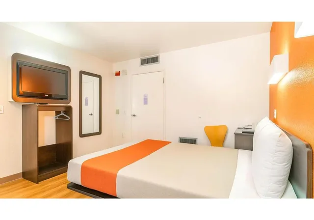 Room, Queen Bed, Motel6 Carlsbad, CA Beach 2/10