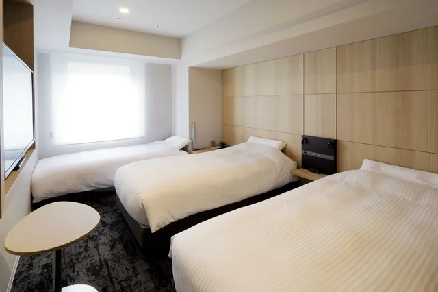 غرفة بسريرين منفصلين مع أريكة، JR Inn Sapporo N2 3/7