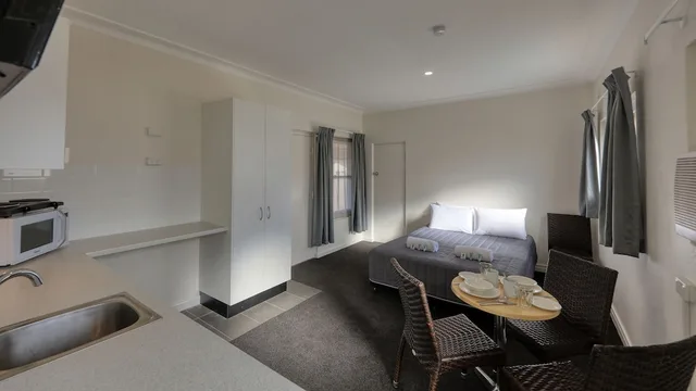شقة بسرير كوين وسريرين منفصلين بغرفتي نوم، COWRA MOTOR INN 5/10