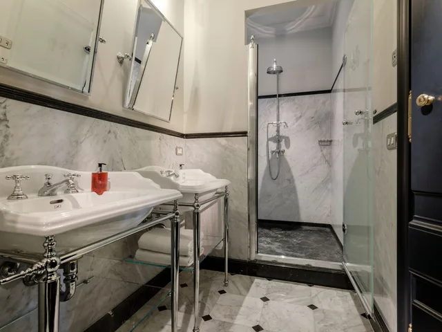 جناح جونيور بسرير كوين، Hotel Locarno 4/6
