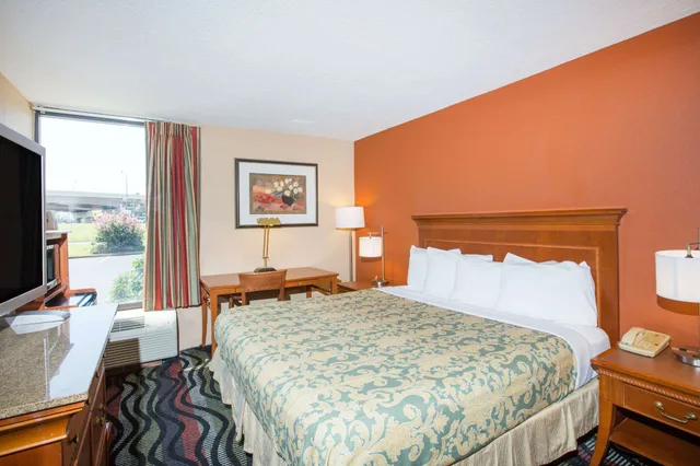 غرفة قياسية بسرير كينج لذوي الإعاقة، Super 8 by Wyndham Myrtle Beach/Market Common Area 1/7
