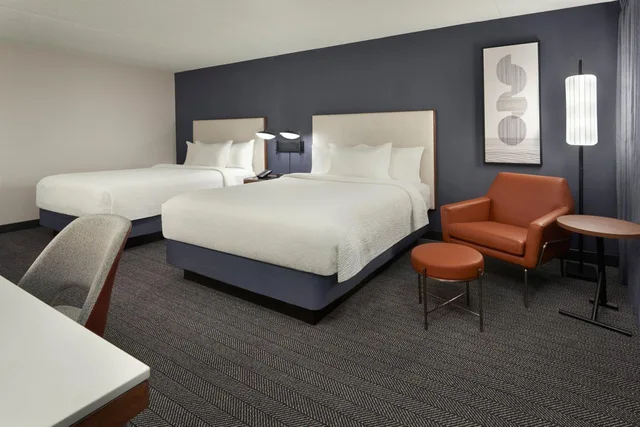 غرفة بسرير كينج وسريرين كوين، Courtyard By Marriott Toronto Markham 2/4