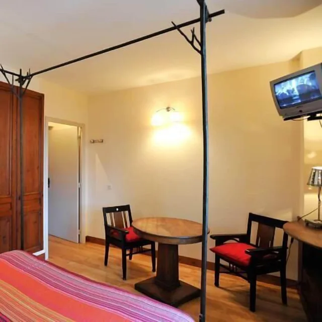 غرفة بسرير مزدوج بحوض جاكوزي، Hôtel La Résidence Manoir De La Salamandre 5/7