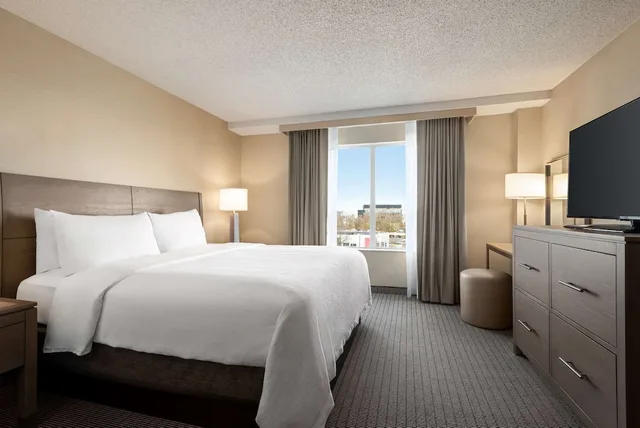 جناح بسرير كينج مع أريكة لذوي الإعاقة، Embassy Suites by Hilton Columbus Dublin 7/10