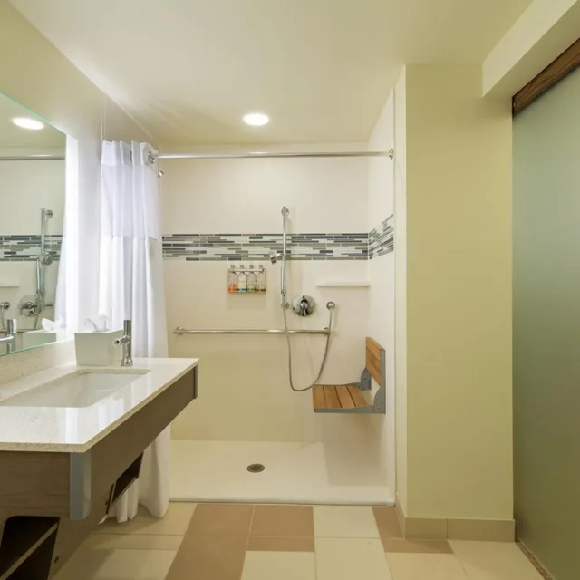 غرفة بسريرين منفصلين لذوي الإعاقة، EVEN Hotel Norwalk 6/8
