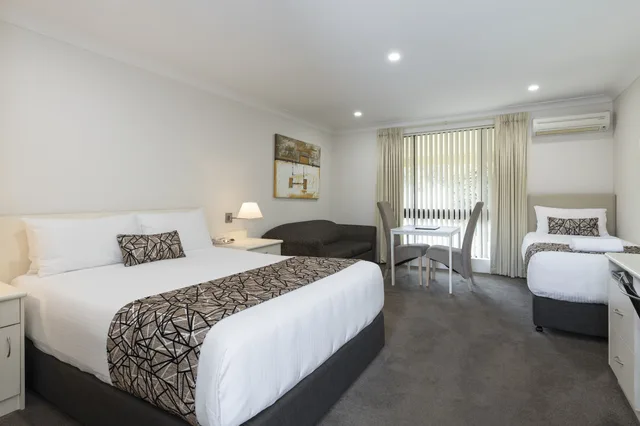 غرفة تنفيذية بسرير كوين وسرير فردي في الطابق الأرضي، Zig ZAG Motel & Apartments 1/2