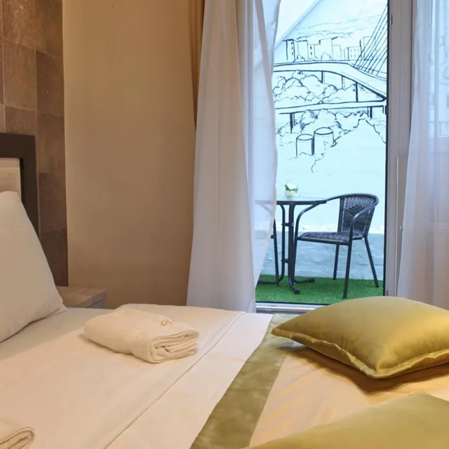 غرفة بسرير كينج بشرفة، Garni Hotel Vozarev 3/8
