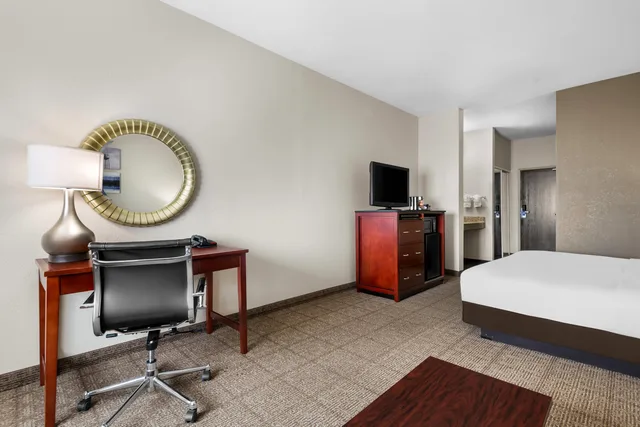 غرفة بسرير كينج، Comfort Inn and Suites North East, MD 4/7
