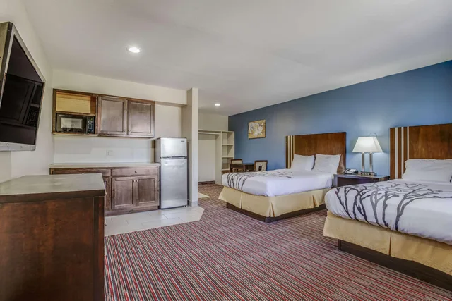 Upgrade, Suite, 2 Double Beds، Econo Lodge Inn & Suites Enid South 1/5