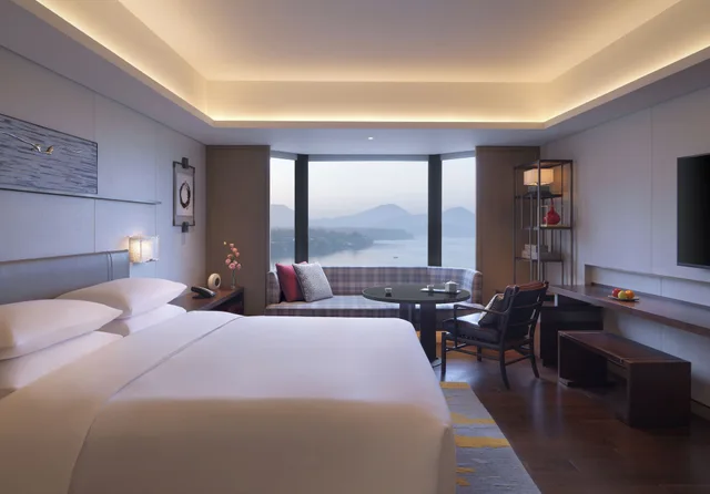 غرفة بسريرين منفصلين بإطلالة على البحيرة، Grand Hyatt Hangzhou 1/7