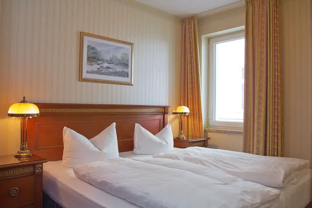 شقة بسرير مزدوج بإطلالة على البحر بغرفة نوم واحدة مع أريكة، SEETELHOTEL Ostseeresidenz Ahlbeck 4/8