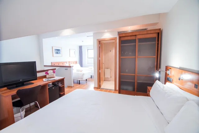 غرفة رباعية بسرير مزدوج وسرير بطابقين، Petit Palace Cliper Gran Via 2/10