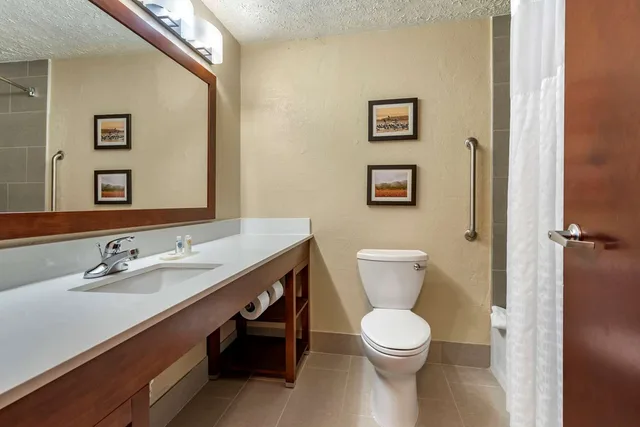 جناح بسرير كينج، Comfort Inn Madison, IN 2/3