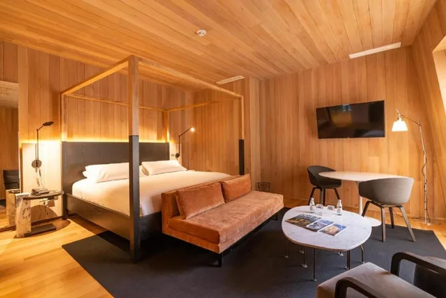 جناح جونيور، Hotel Magnolia 1/1