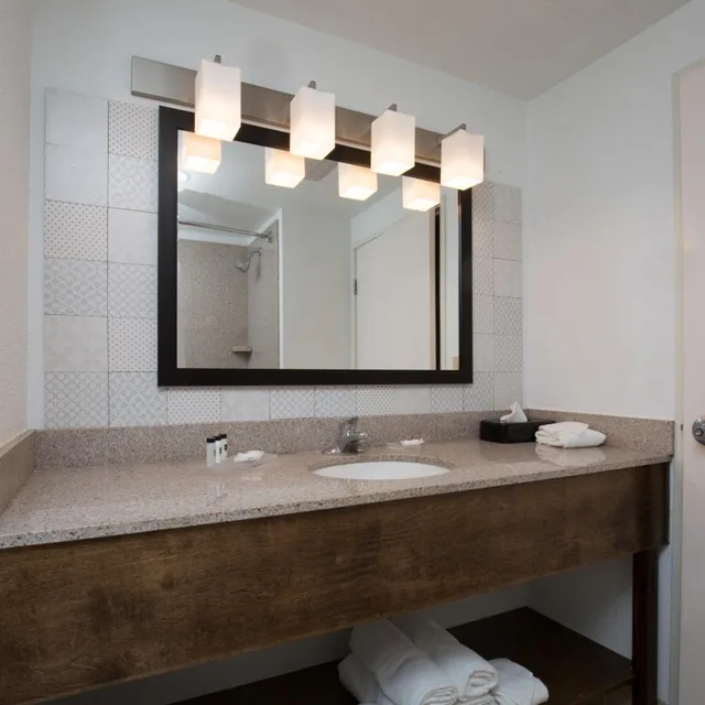 غرفة بسرير كينج بحوض جاكوزي، Country Inn & Suites by Radisson, Boone, NC 3/6