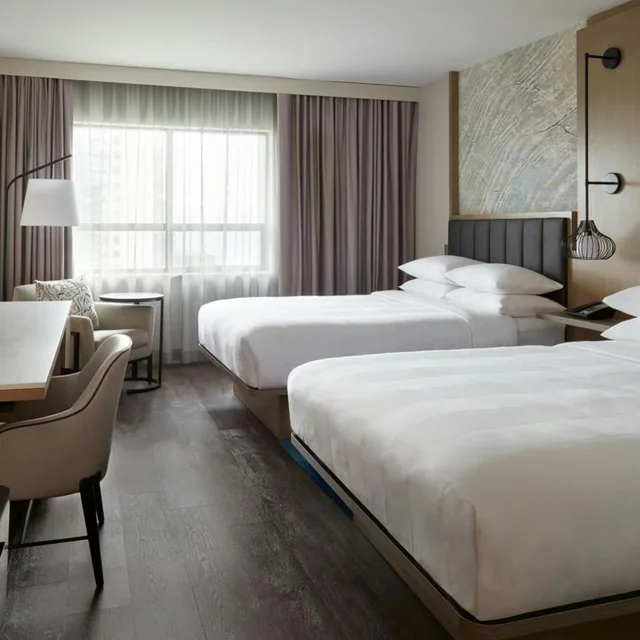 غرفة بسرير كينج وسريرين كوين مع دخول صالة النادي، Kingston Market Square Hotel 1/10
