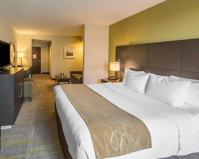جناح بسرير كينج مع أريكة، Comfort Suites Miami Airport North 2/10