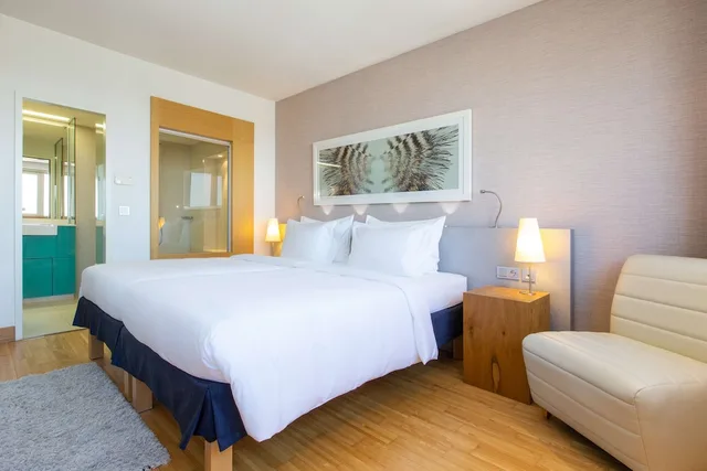 غرفة بريميوم بسرير كينج بإطلالة على النهر، Radisson Blu Hotel Hamburg 1/9