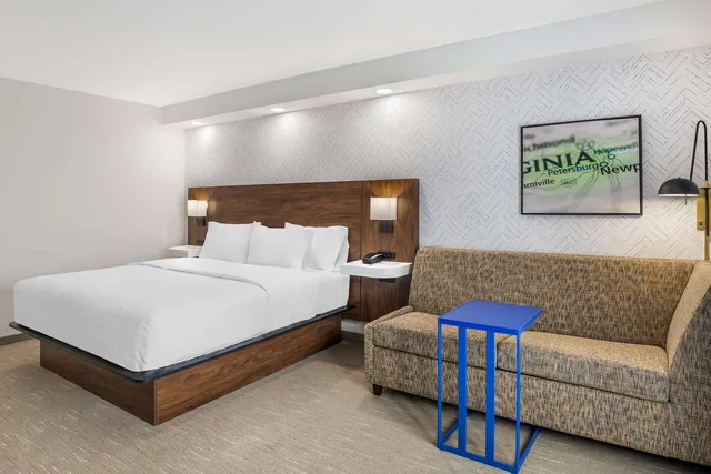 Study, King Bed, Sofa، Hampton Inn Petersburg Ft. Gregg Adams 3/4