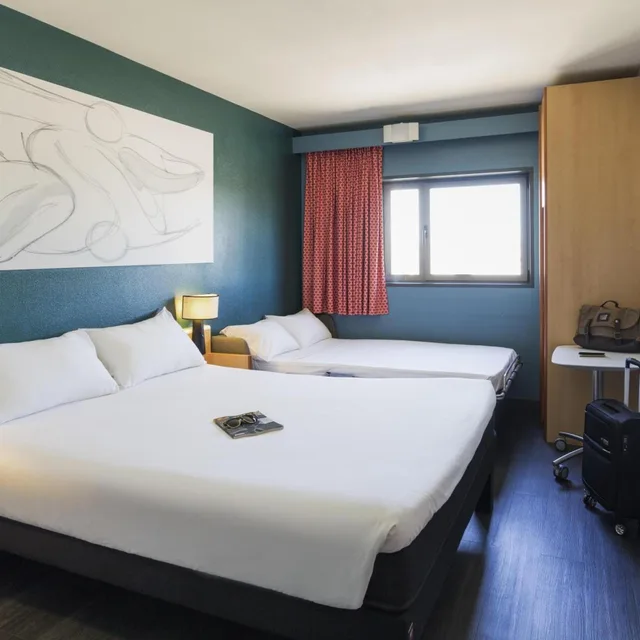 غرفة عائلية مع أريكة، Ibis Valencia Bonaire Aeropuerto 1/6